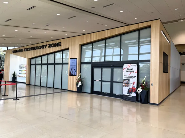 Entrada de la Zona de Tecnologías de Soldadura con letrero de gran apertura