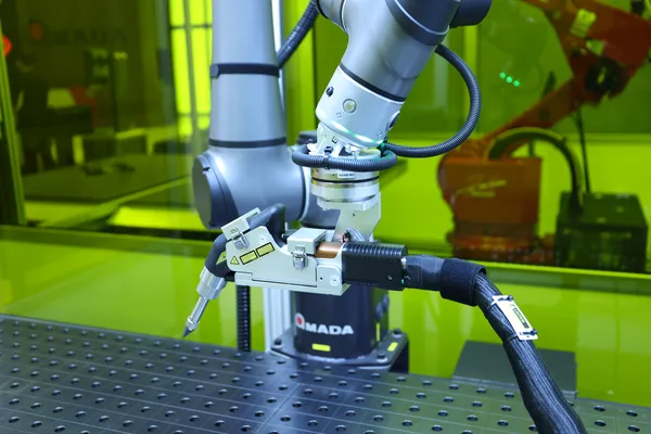 Brazo robot colaborativo con cabezal de soldadura láser de fibra