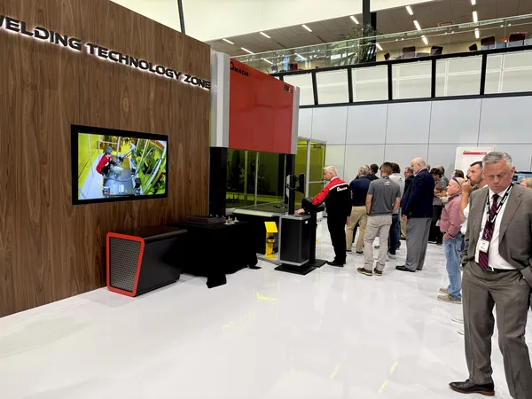 Visitantes observando una demostración de soldadura en vivo