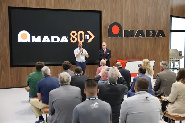 Presentación a invitados durante el evento del 80 aniversario de AMADA