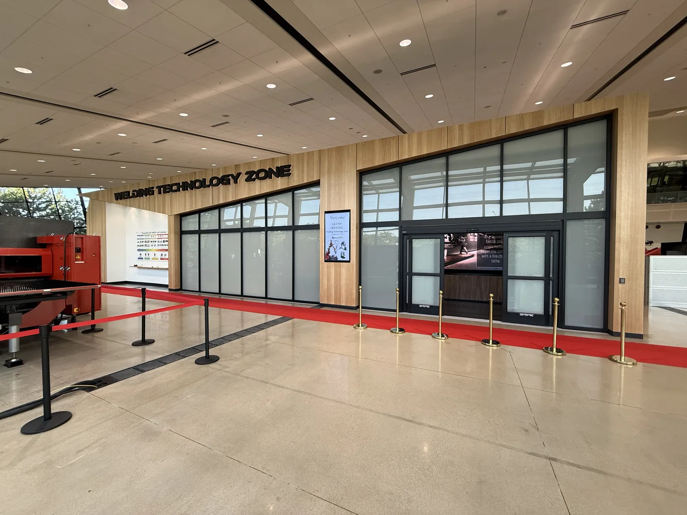 Entrada de la Zona de Tecnologías de Soldadura y alfombra roja en el Centro de Soluciones de Schaumburg
